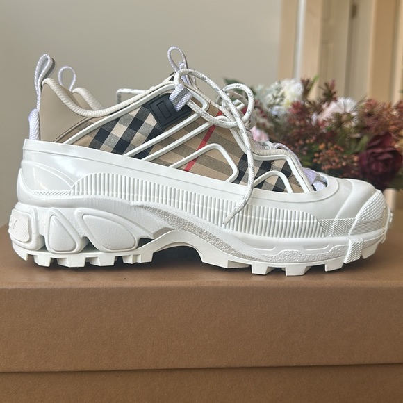 ⭐️⭐️⭐️SOLD⭐️⭐️⭐️MINT! Burberry Arthur Vintage Check & Leather Sneakers - Picture 13 of 17